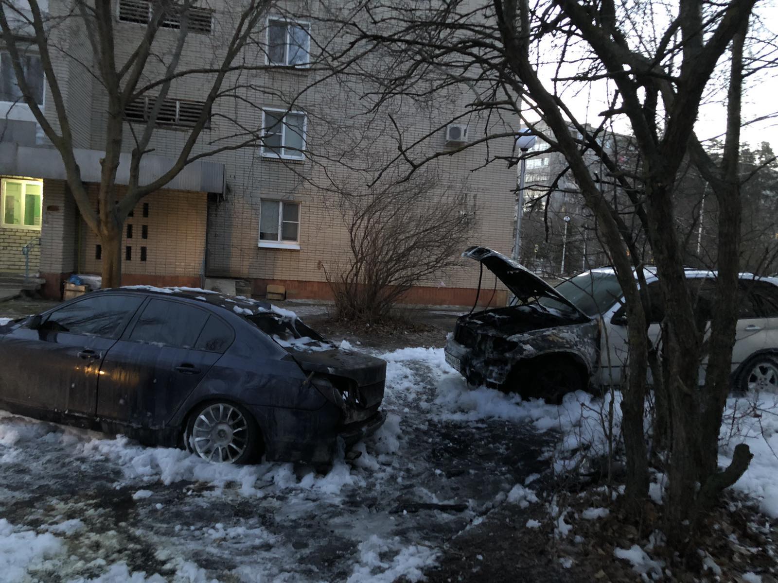 Во дворе зареченского дома сгорели две иномарки | ЗарПресса