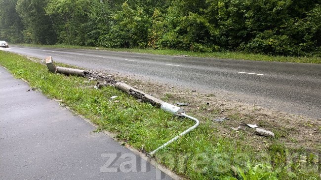 Жители Заречного делятся фотографиями последствий ночных ДТП